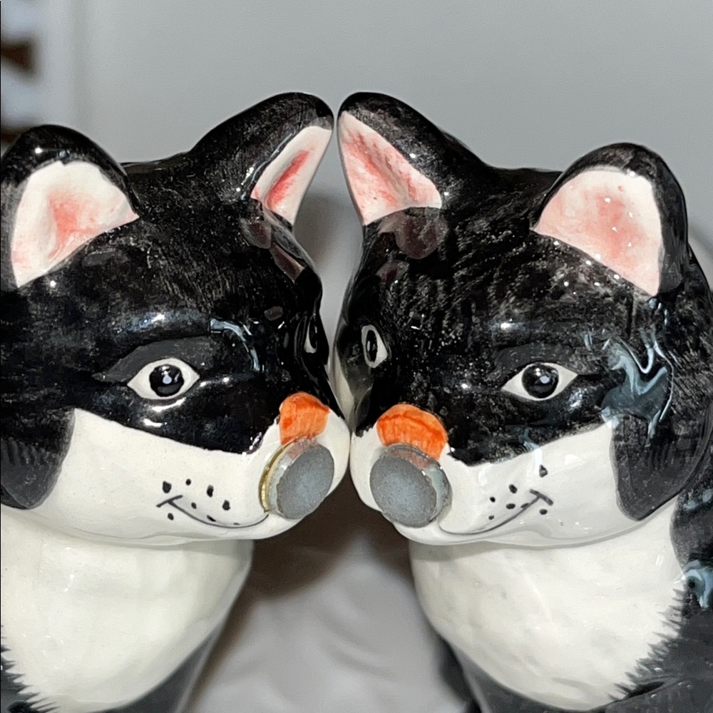 EUC Vintage Pair of Black Cat Magnetic salt and pepper shakers - Picture 8 of 16